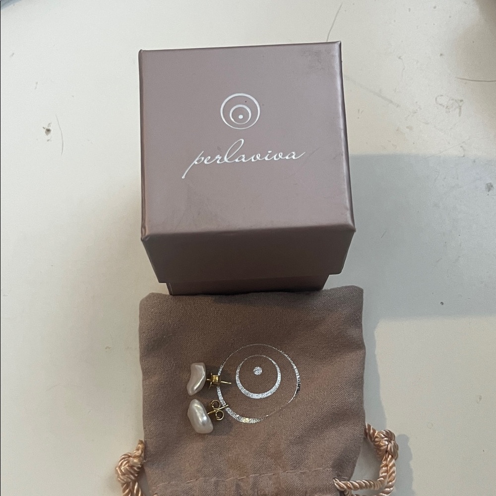 Perlaviva Pearl Earrings with Pouch